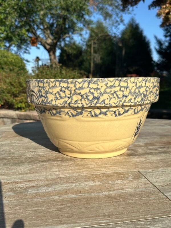 Large Vintage R Ransbottom Roseville OH Mixing Bowl Like New - Image 3