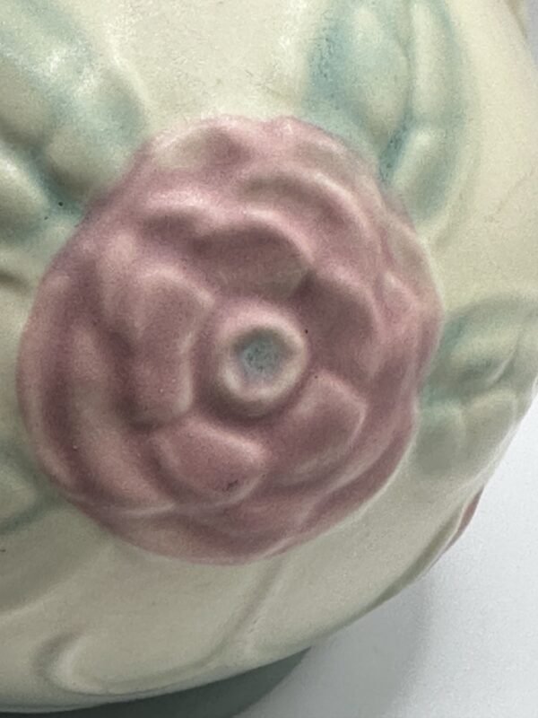 Collectible 1940s Hull Camellia Rose Ring Handled Vase No. 135 - Image 5